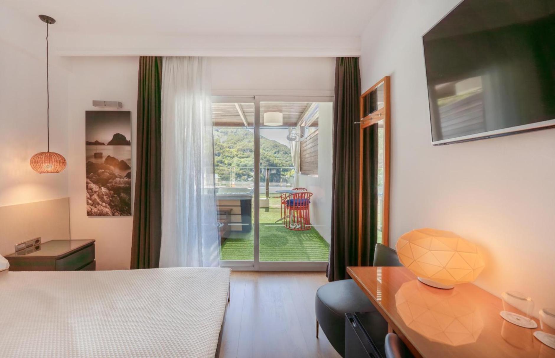 غرفة ديلوكس بسرير مزدوج بشرفة بجاكوزي، Palladium Hotel Cala Llonga - Adults Only 4/7