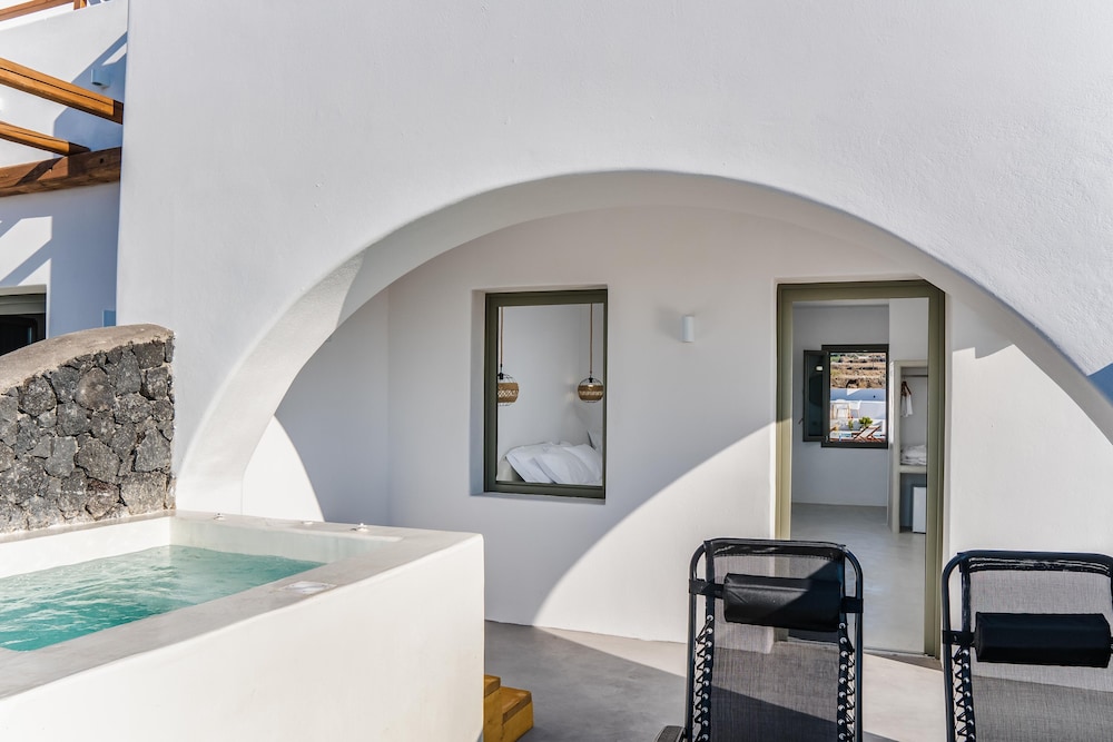Amethyst Exclusive Suites Oia 50/72