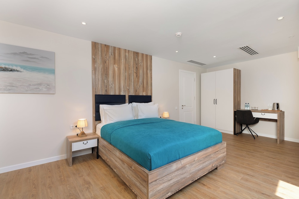 ROOM, DOUBLE BED, LARGE