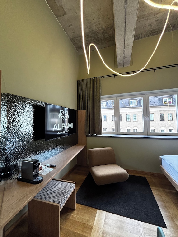 The Flushing Meadows Hotel & Bar 46/50
