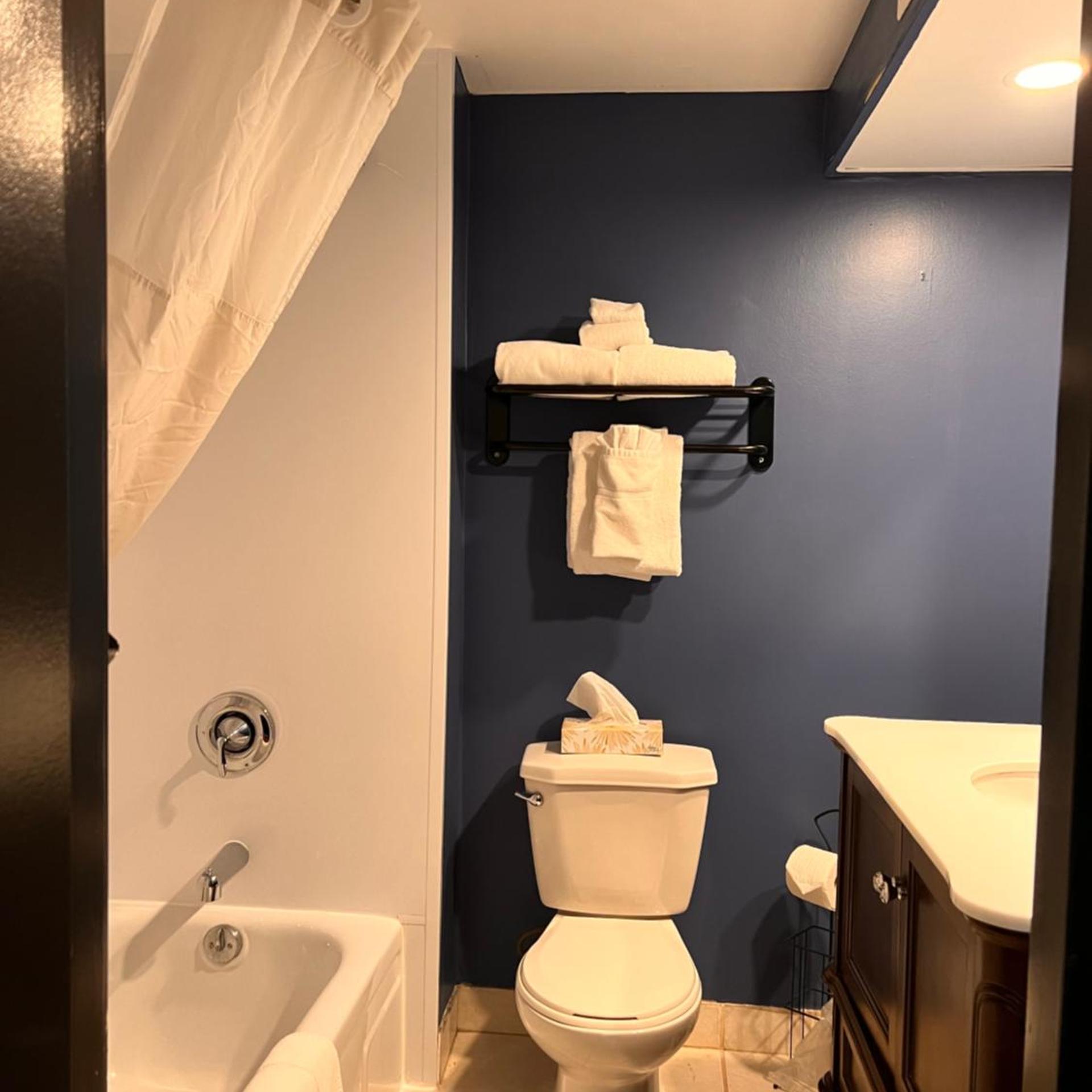 غرفة بسرير كينج وسرير كوين لذوي الإعاقة، Park Inn by Radisson Sydney, NS 2/4