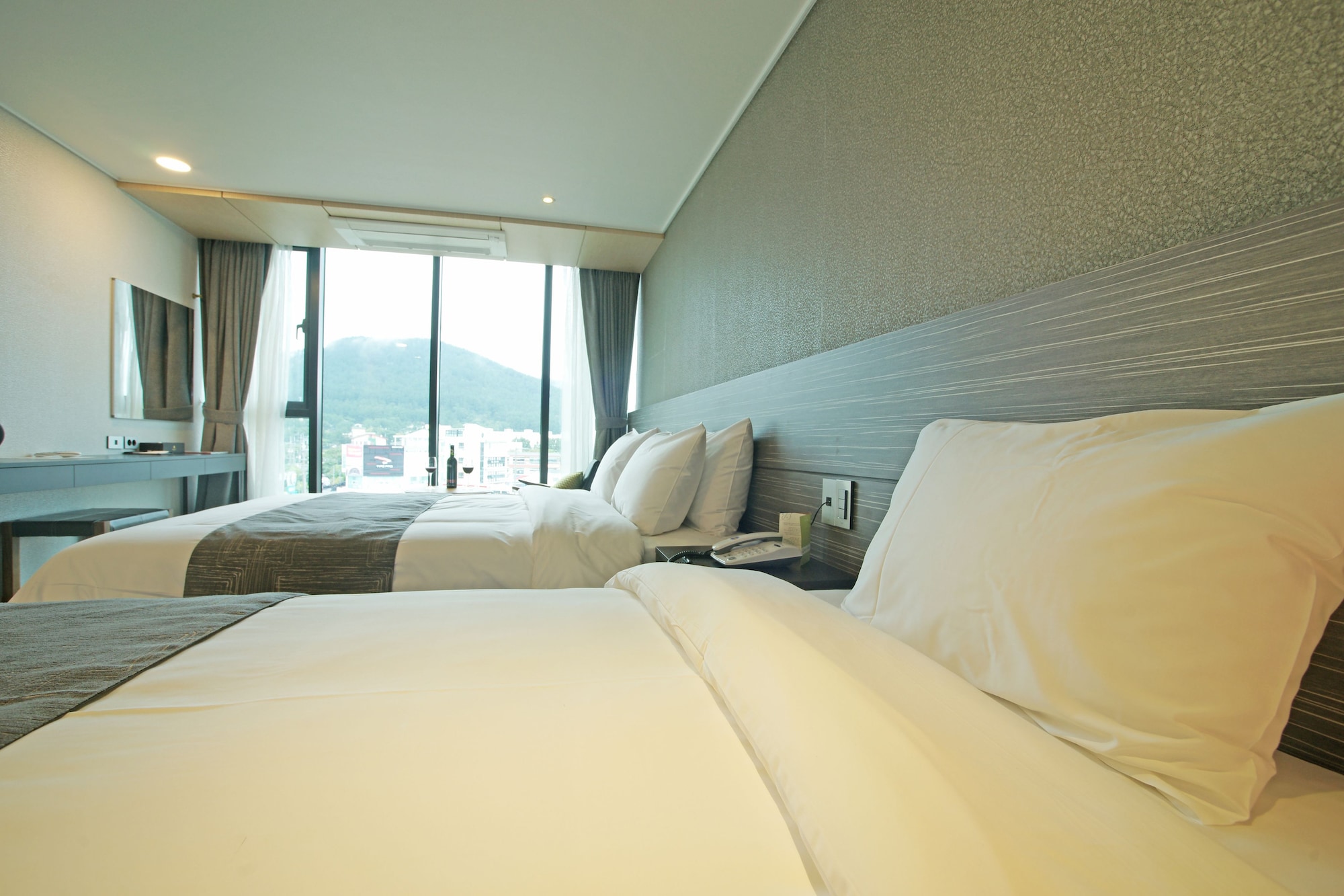 DELUXE, TWIN BEDS