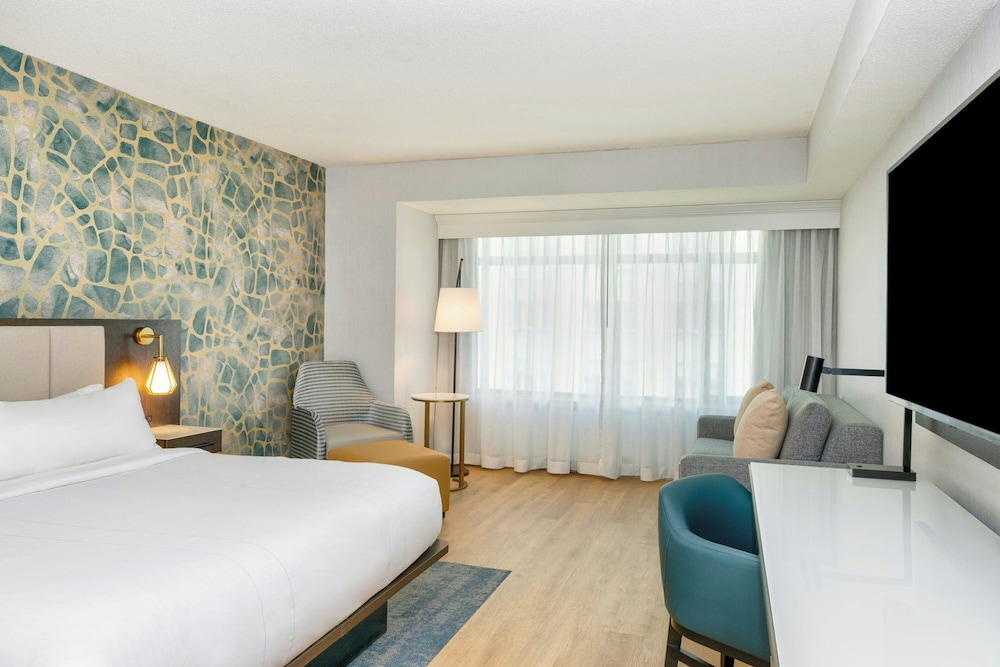ROOM, KING BED