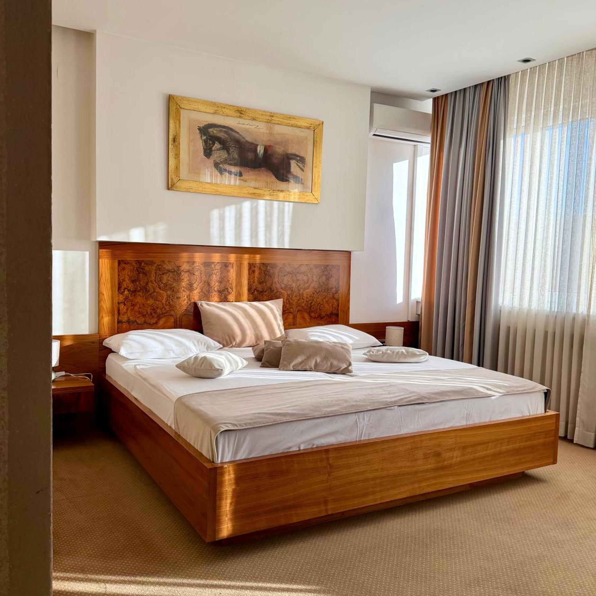 Exclusive Hotel 5/31