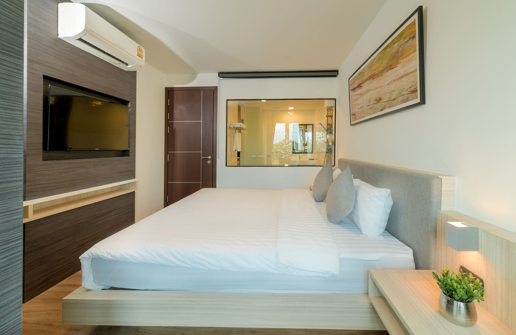 1 BEDROOM, SUITE
