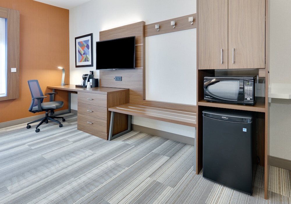 Holiday Inn Express Hotel And Suites Mitchell 63/67