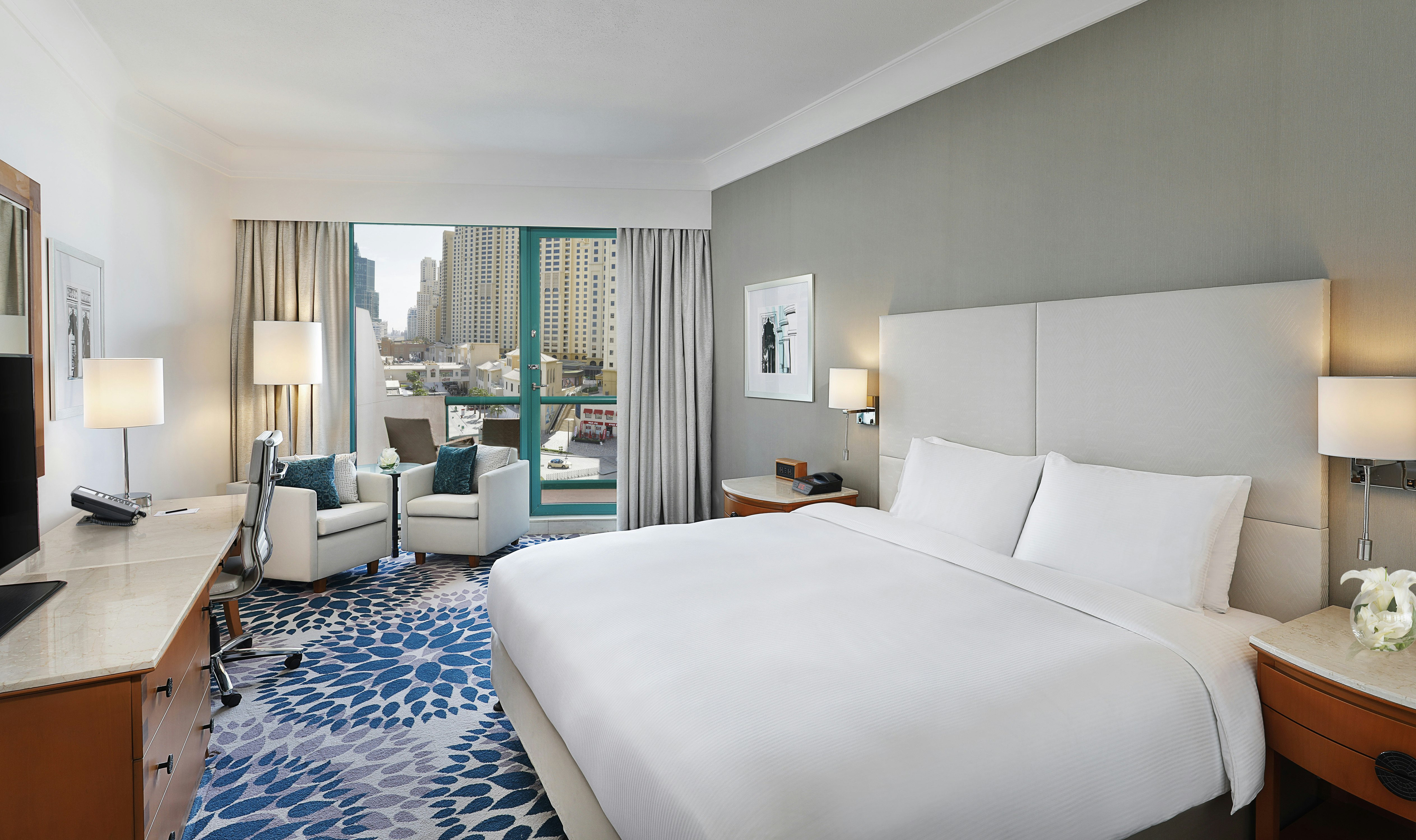 DELUXE, KING BED