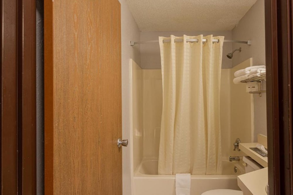 غرفة بسرير كينج، Coratel Inn & Suites by Jasper Hastings 10/10