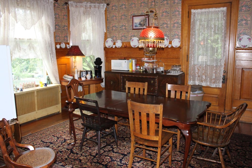 Victorian Charm Inn 39/47