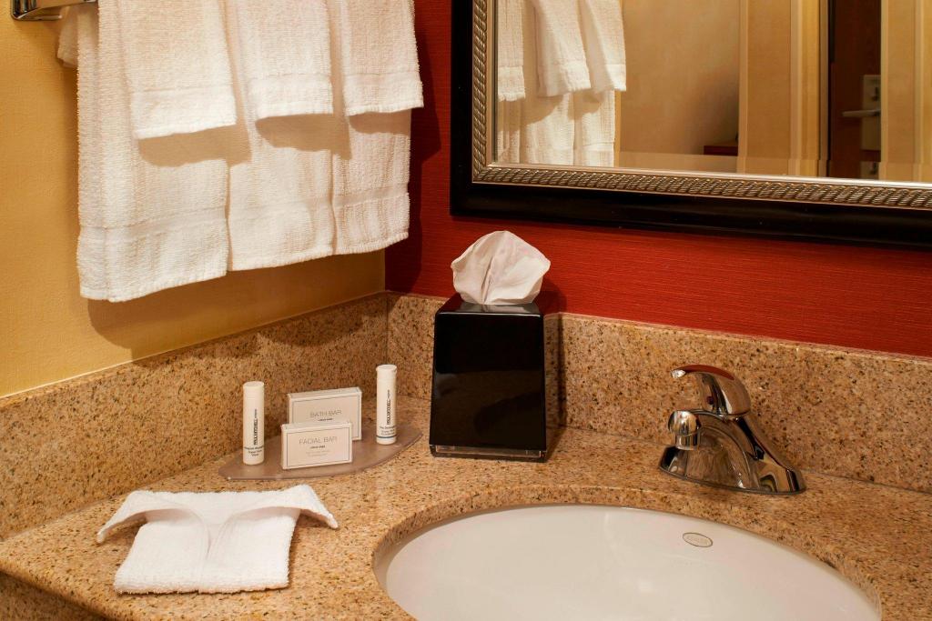 جناح بسريرين كوين بغرفة نوم واحدة بغرفتين مع أريكة، Courtyard by Marriott Des Moines West Clive 4/4