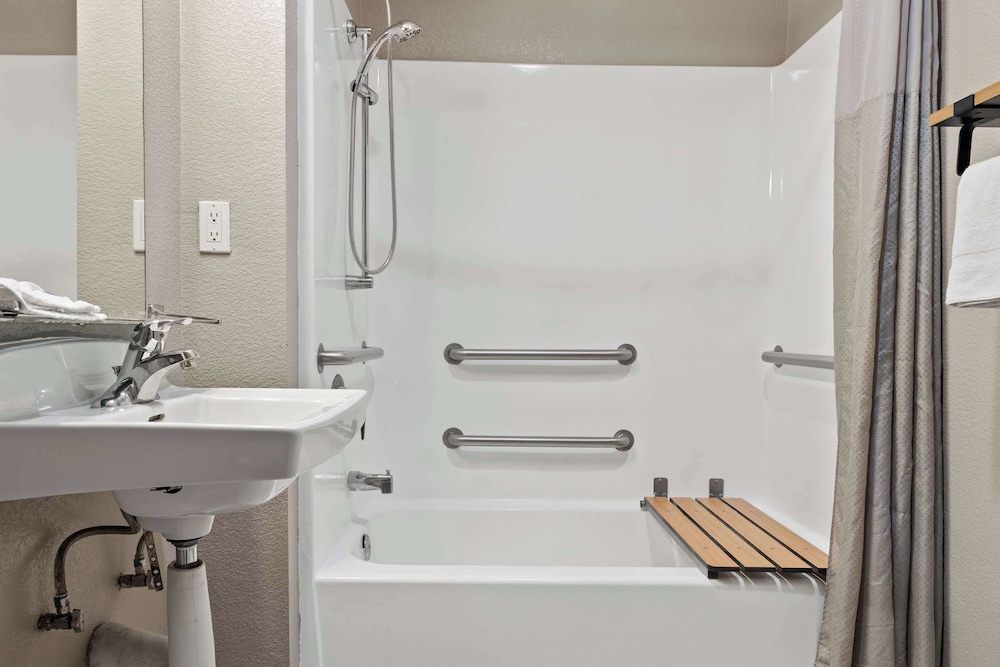 Motel6 Ventura, CA - Beach 53/58