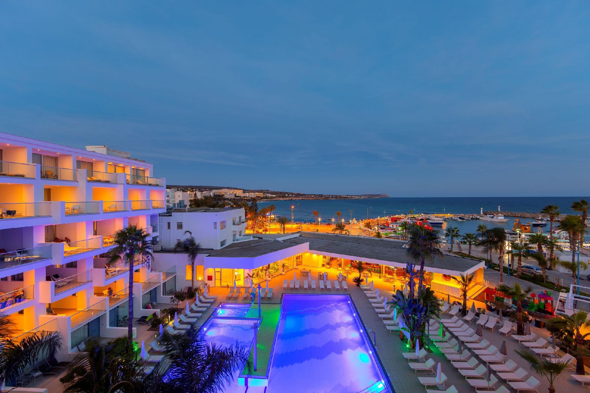 JUNIOR SUITE, POOL VIEW, BALCONY