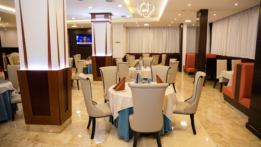 AZZEMAN HOTEL 46/49