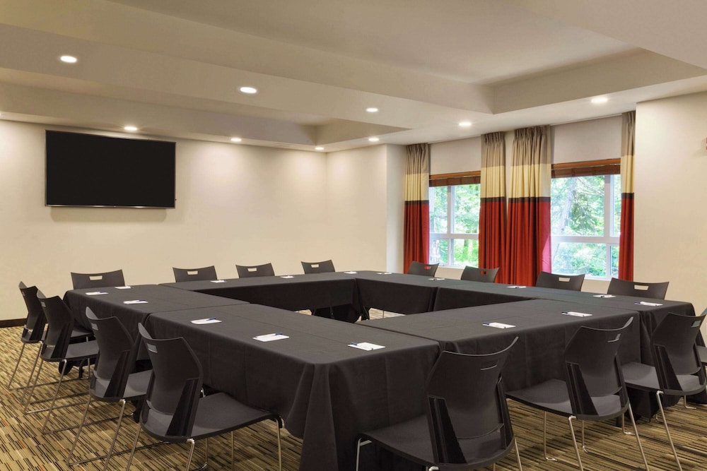 Microtel Inn & Suites by Wyndham Oyster Bay 50/56