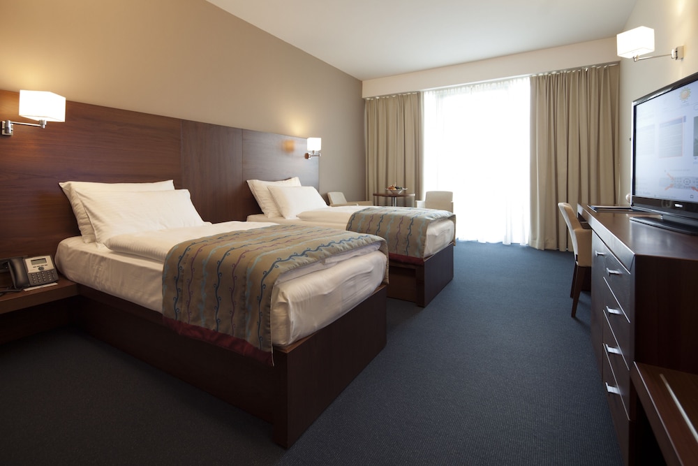 Standard, Double or Twin Bed, Mountain Side
