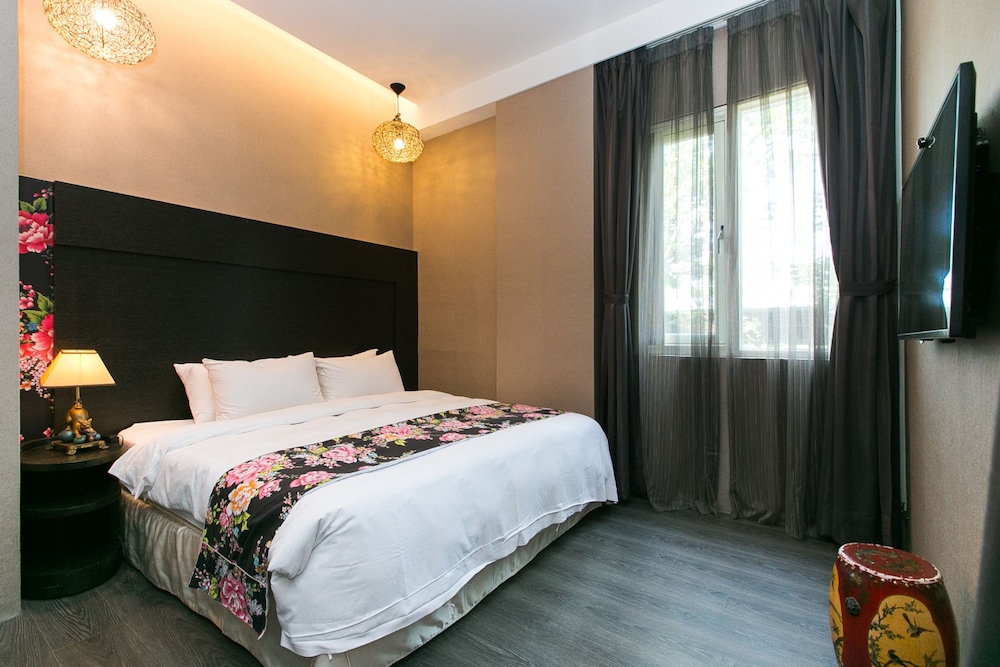BASIC, QUEEN BED, BATHTUB