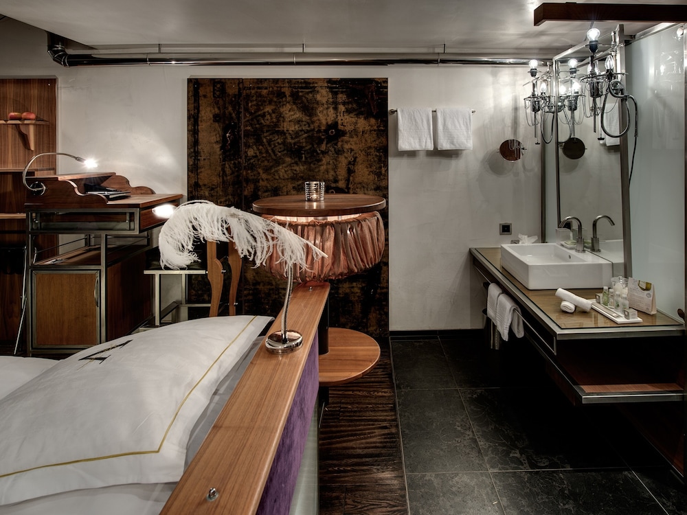 Backstage Hotel 48/48