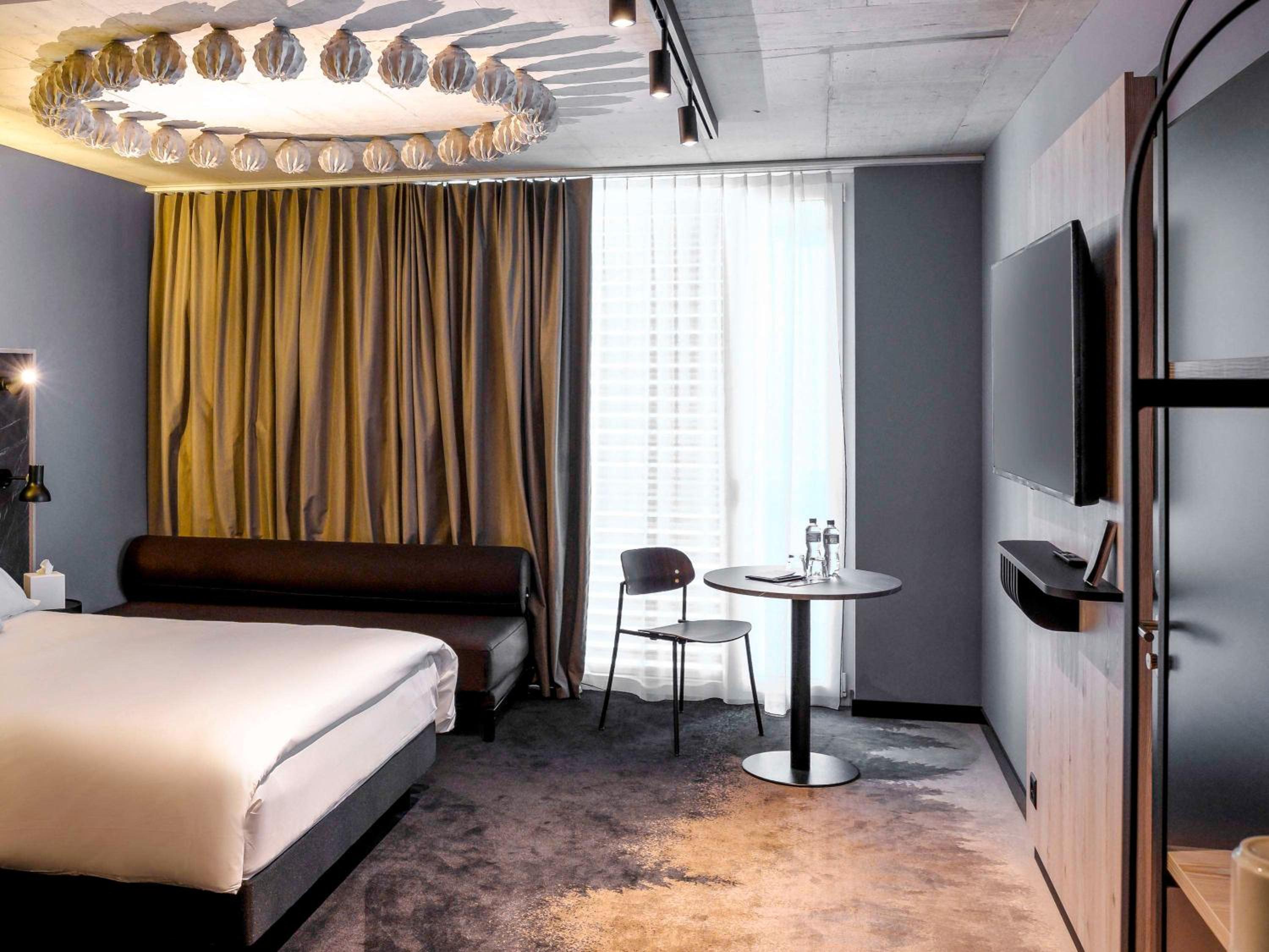غرفة كلاسيكية سوبيريور بسرير كوين مع أريكة، Mercure Hotel Delemont 4/10