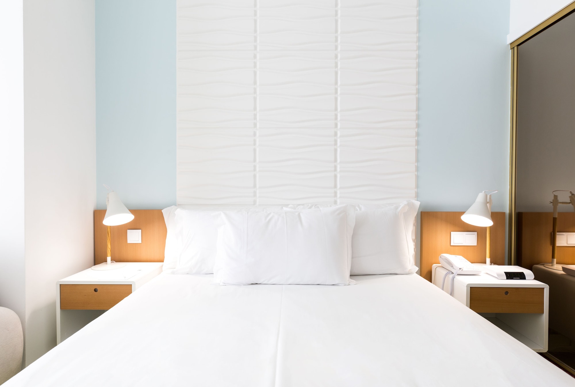 ROOM, SINGLE