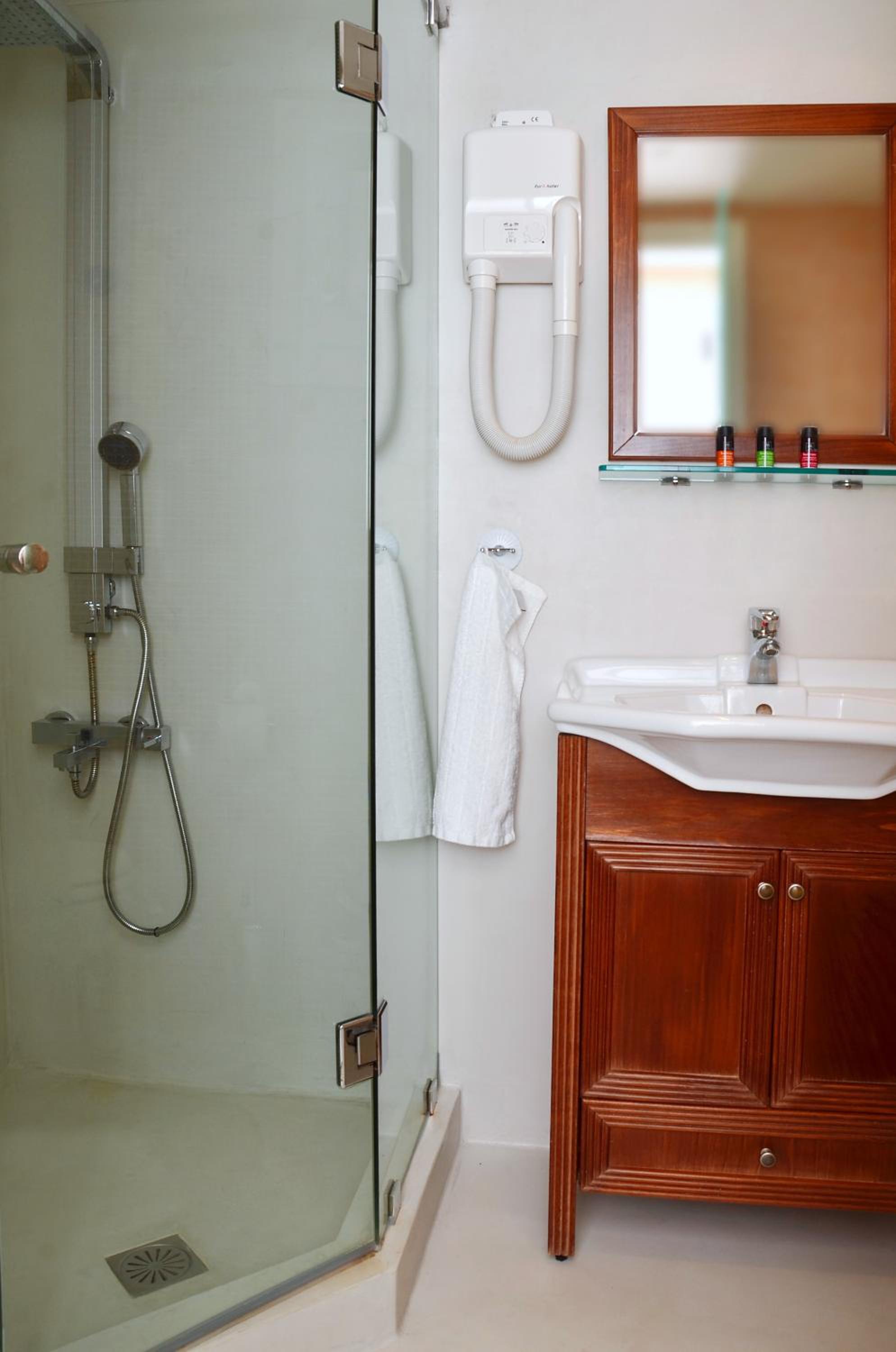 Keros Art Hotel 58/60