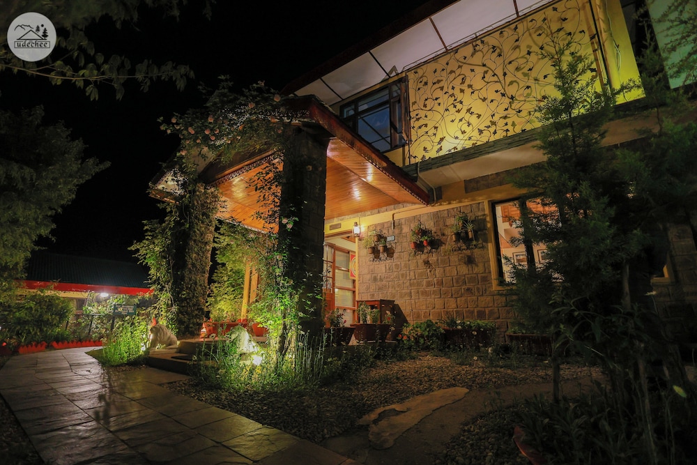 Udechee Huts 6/52