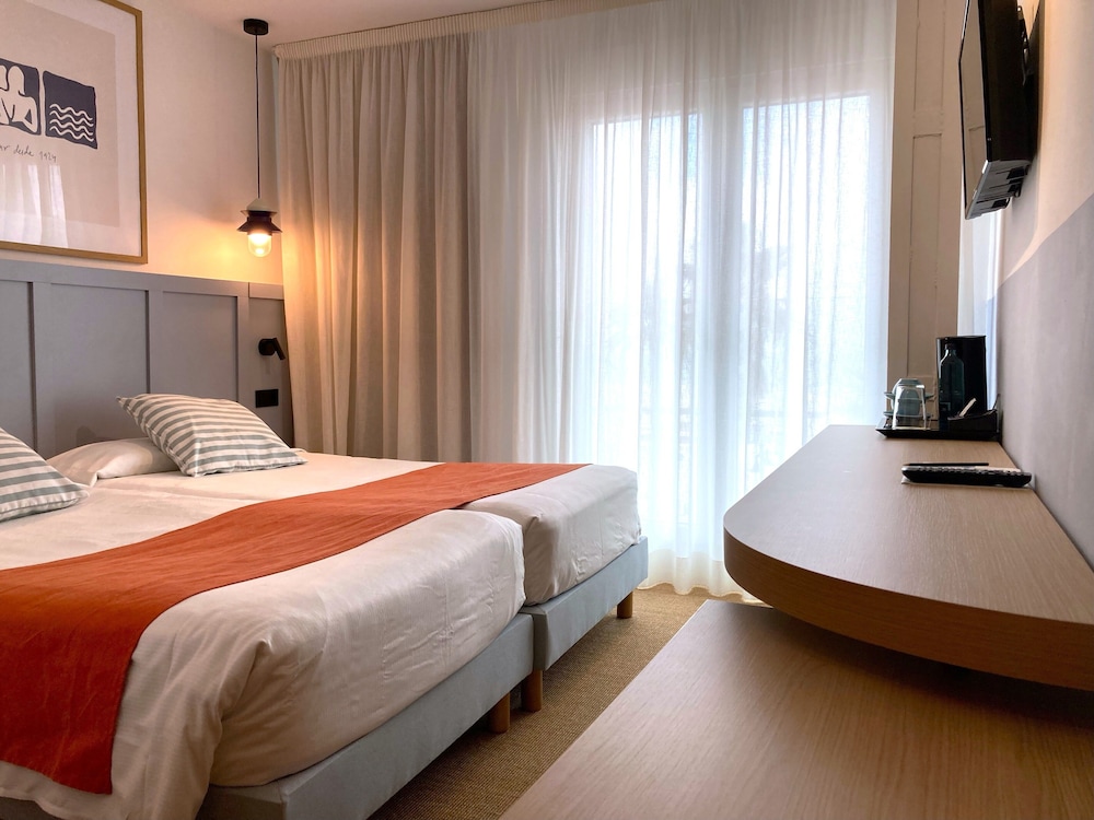 SUPERIOR, TWIN BEDS, SEA VIEW