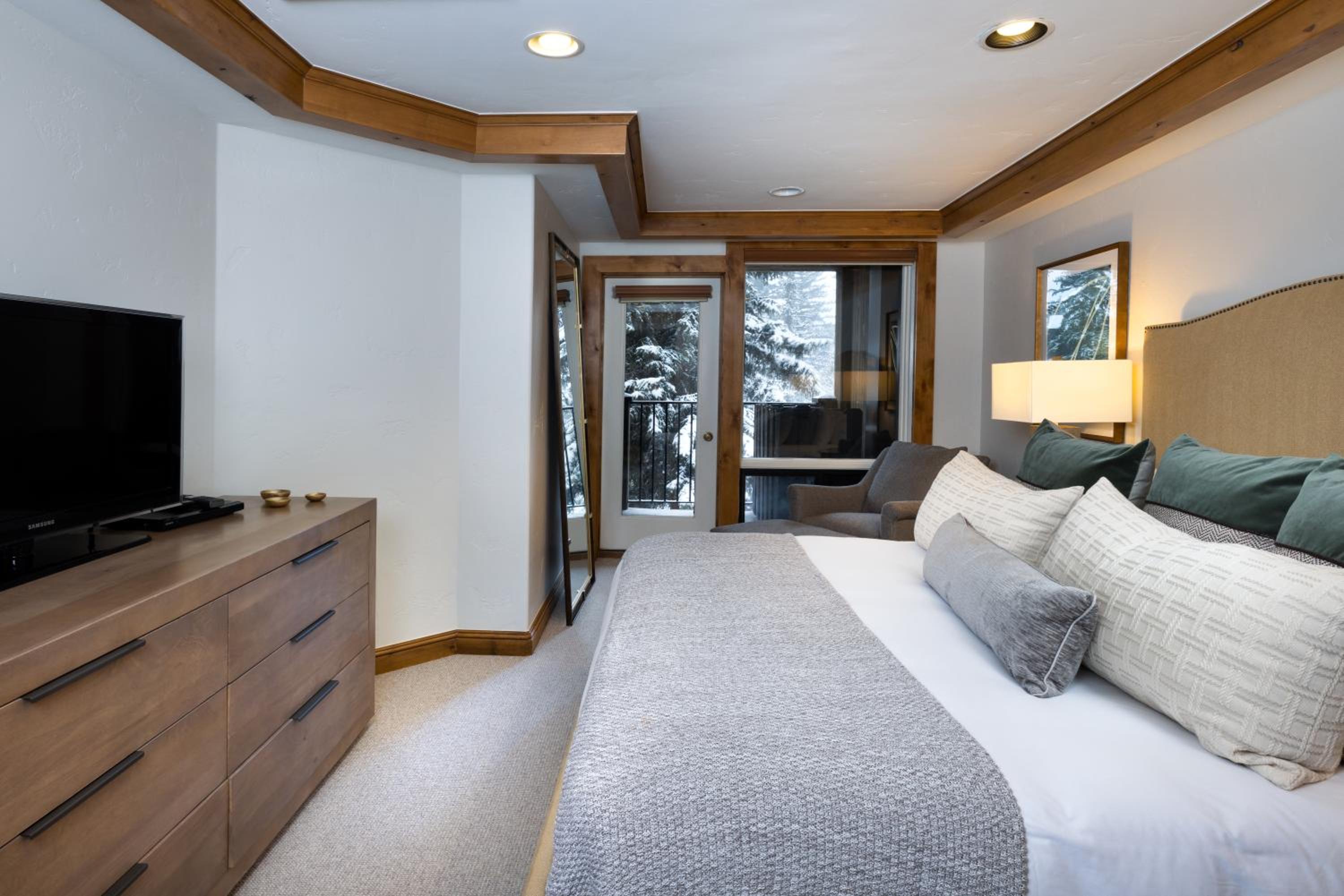 2 Bedrooms, Condo, Slope, Side View