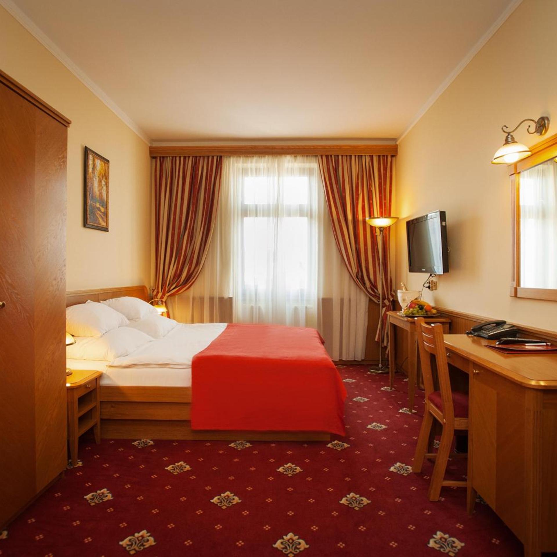 ROOM, DOUBLE OR TWIN BED
