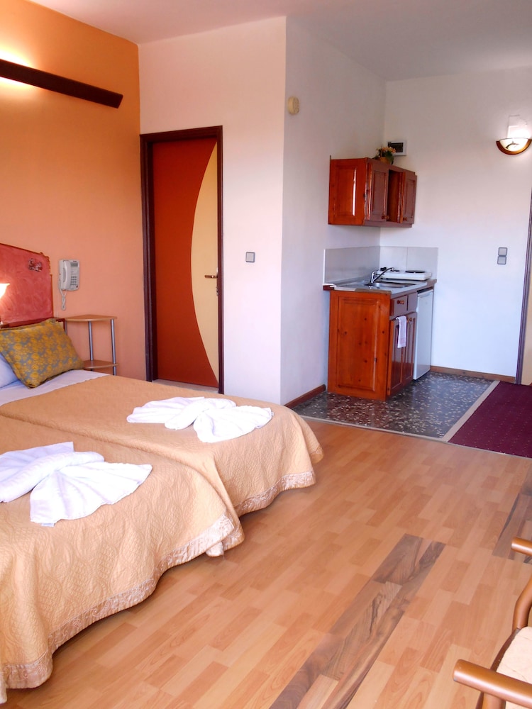 Sun City Apartments 24/50