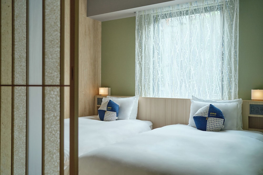 TWIN ROOM