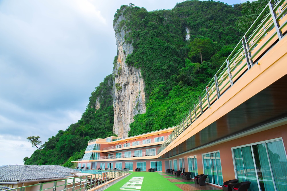 Phi Phi Cliff Beach Resort 10/69