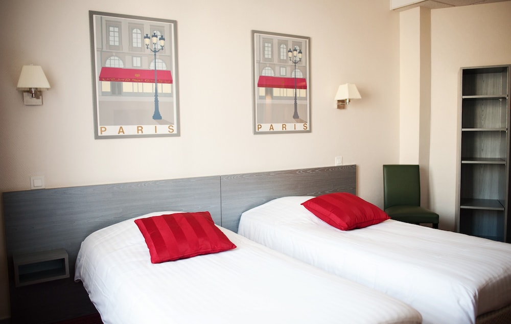 ROOM, TWIN BEDS