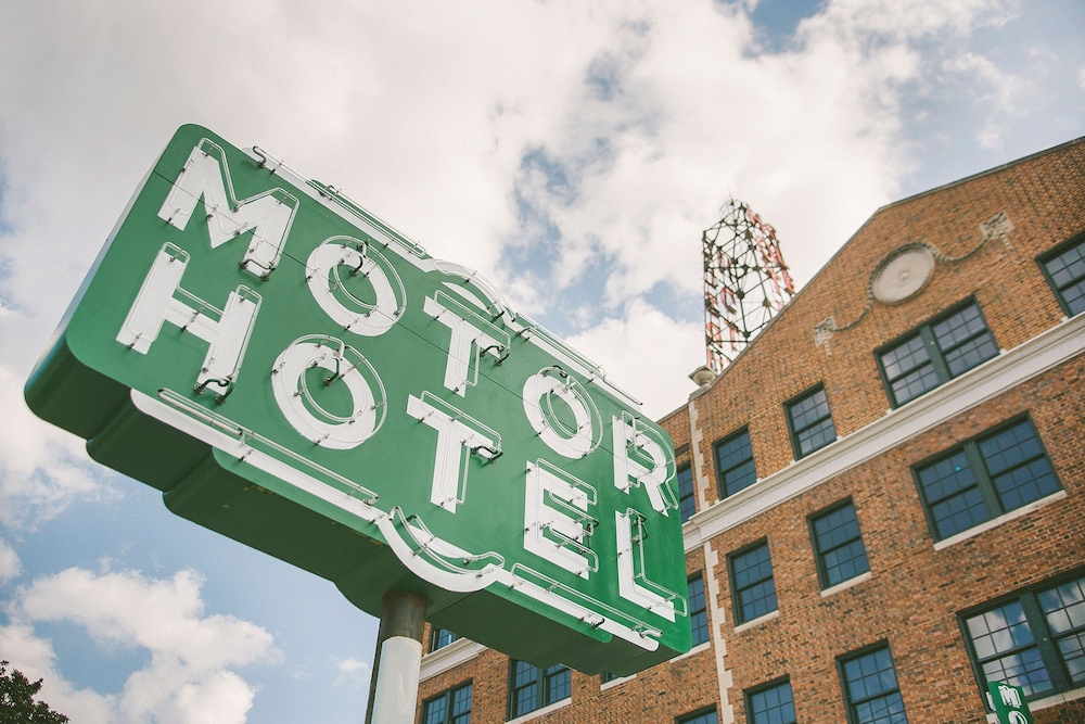Hotel Clermont 3/67