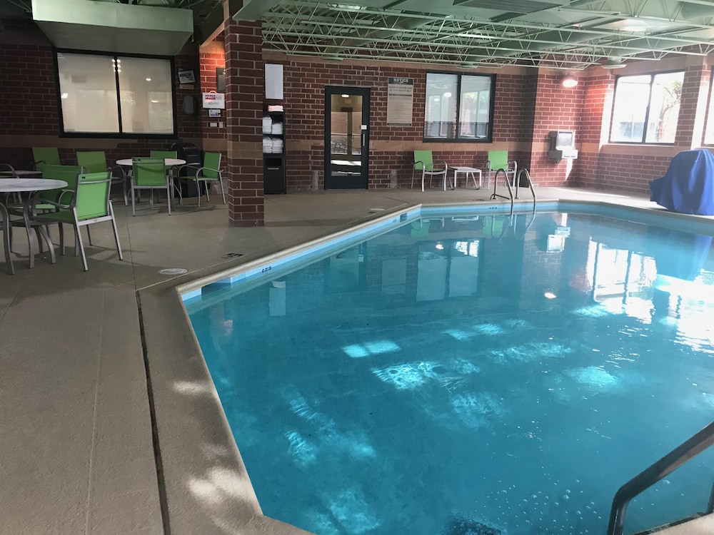 Holiday Inn Express Naperville 67/69