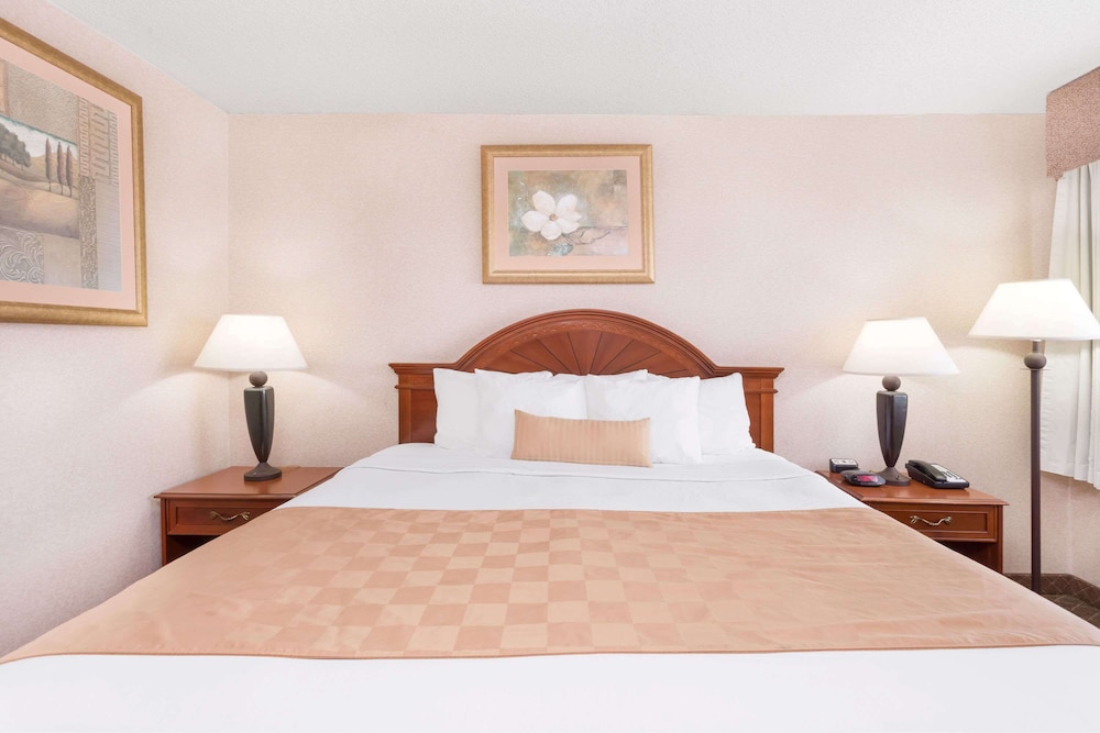 Ramada by Wyndham Macon 18/45