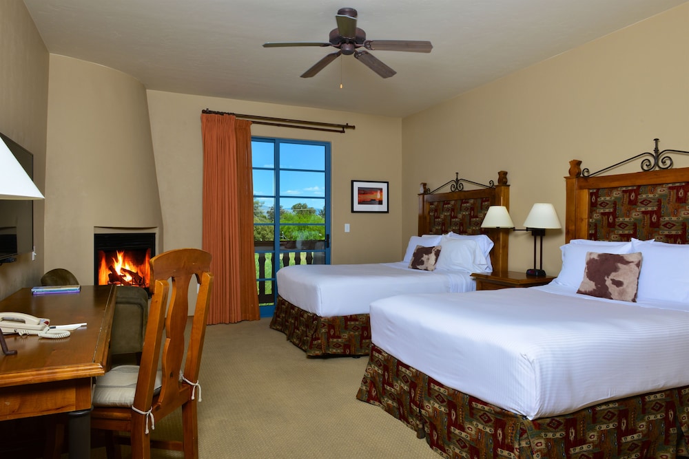 DELUXE, 2 QUEEN BEDS