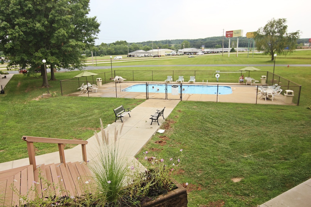 Baymont Inn and Suites by Wyndham Farmington, MO 53/62
