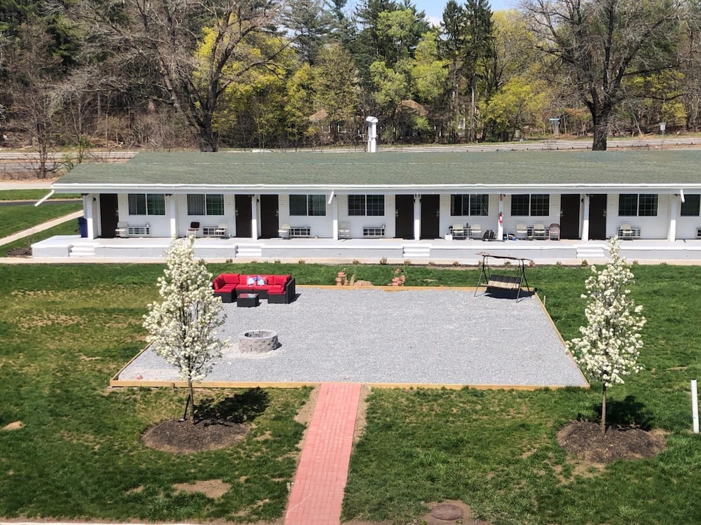 Howard Johnson by Wyndham Acton 27/33