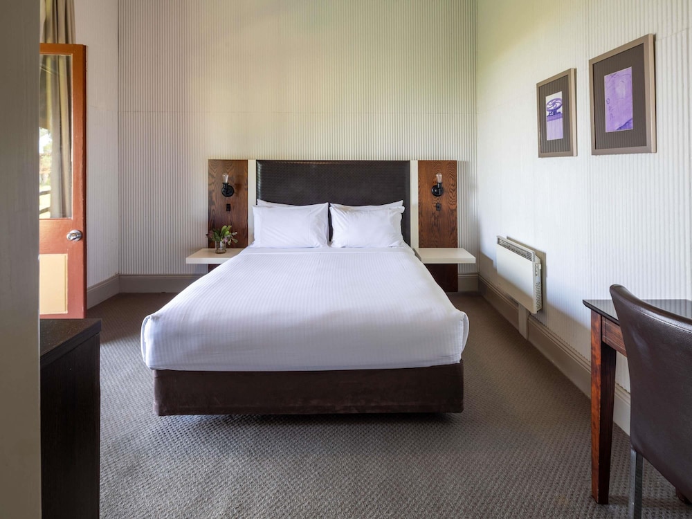 ROOM, KING BED