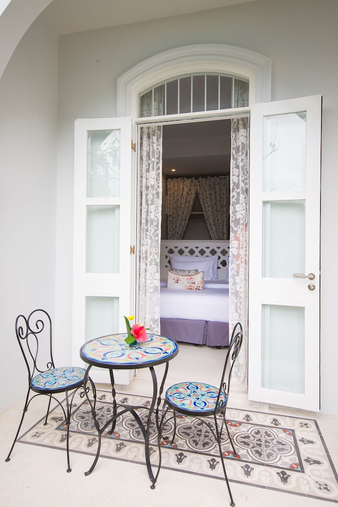 LITTLE NYONYA HOTEL 41/50