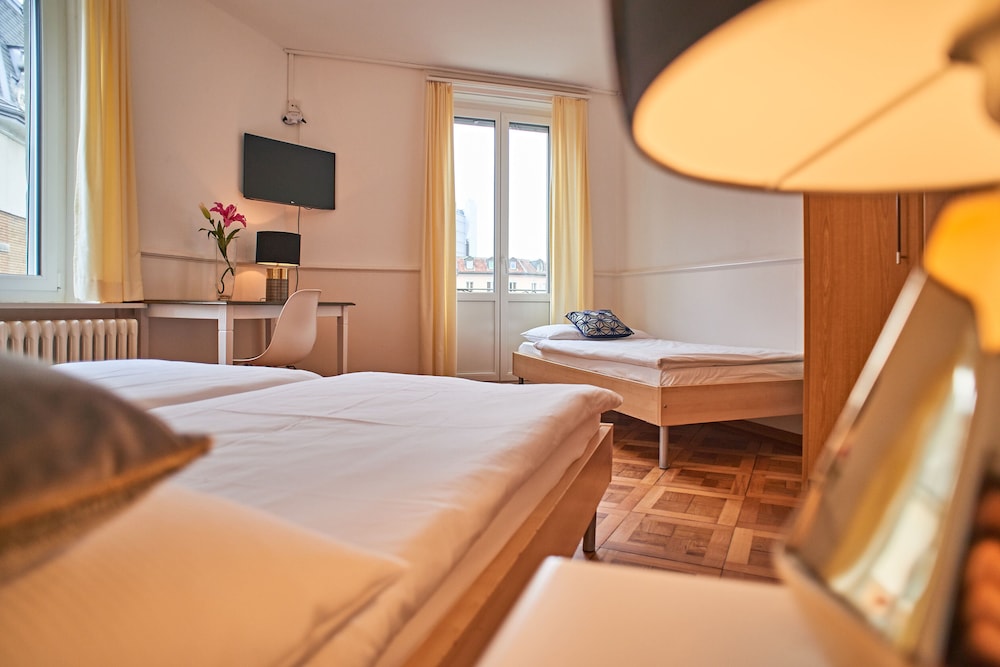 ROOM, TRIPLE, SHARED BATHROOM