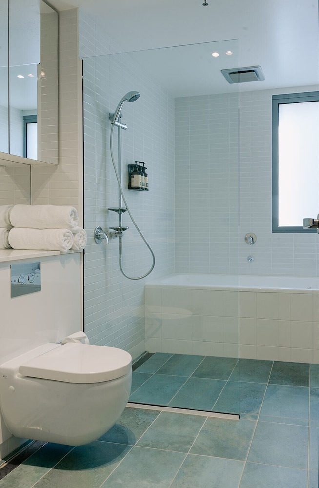 Salamanca Wharf Hotel 63/66