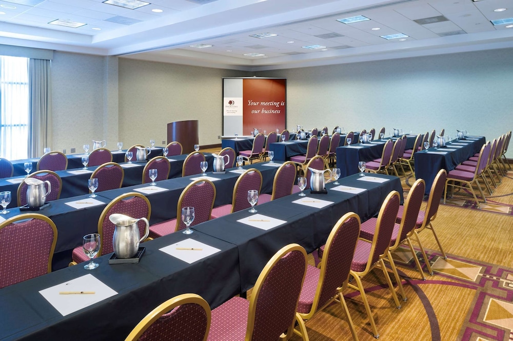Doubletree By Hilton Milwaukee 50/58