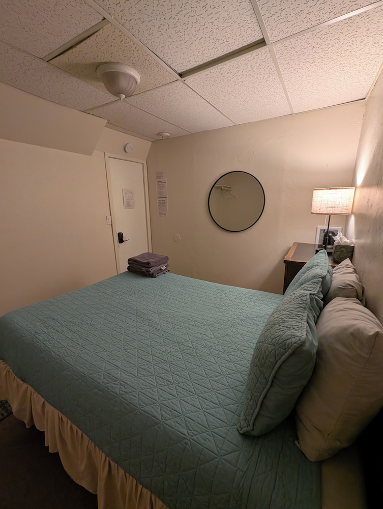 Inn the Clouds Hostel & Inn 24/75