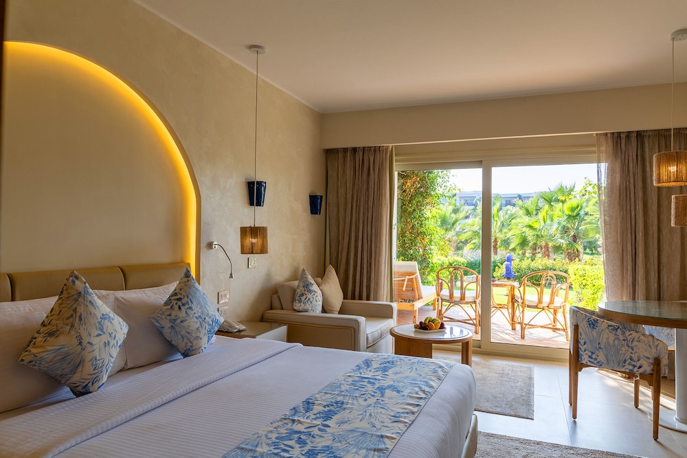 DELUXE, PARTIAL SEA VIEW