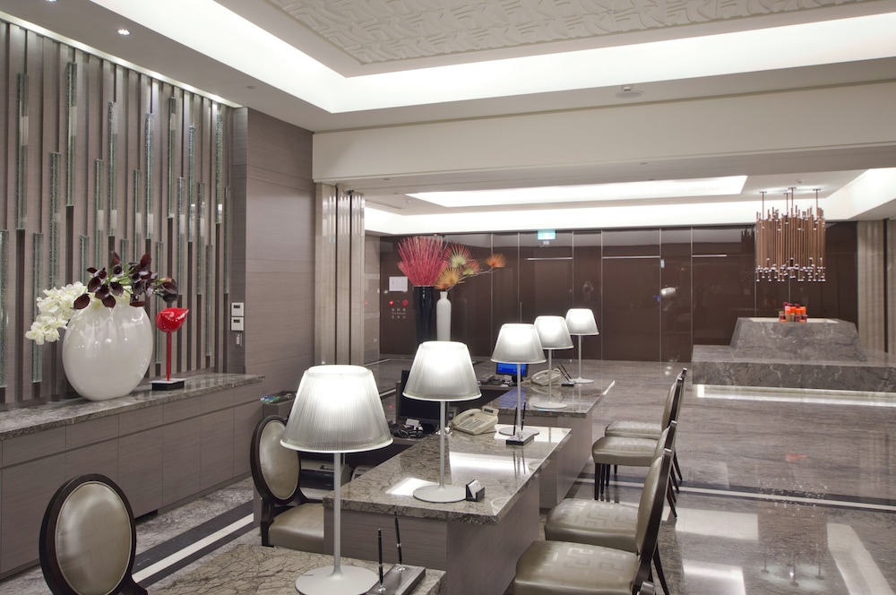 CHECK inn SELECT Taichung Dadun 35/48