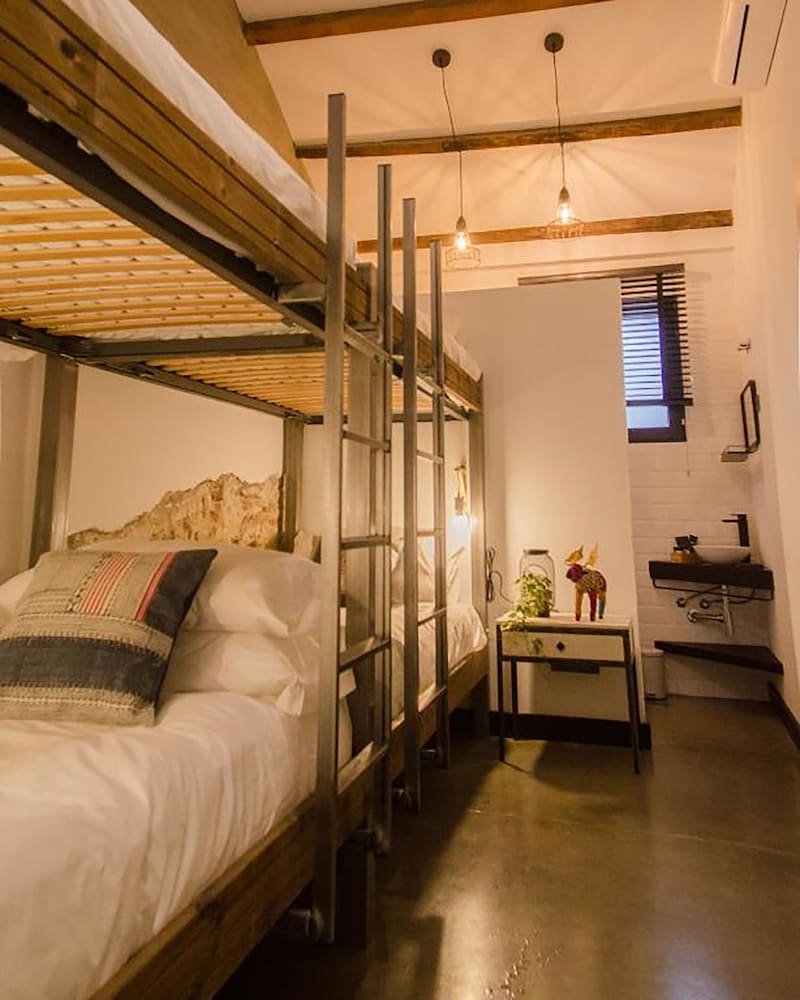 ROOM, QUADRUPLE