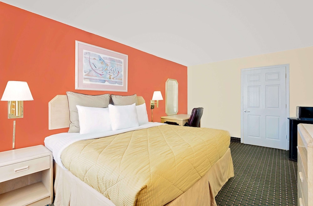 Days Inn by Wyndham Fort Walton Beach 12/34