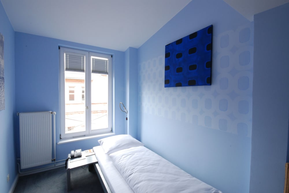 ROOM, SINGLE, SINGLE BED, SHARED BATHROOM
