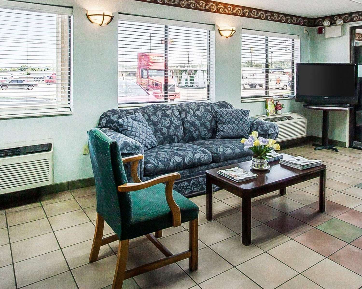 Econo Lodge Inn & Suites Southeast 4/8